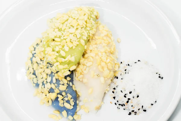 Closeup dari Thai dessert mung bean-crepe pada hidangan putih — Stok Foto