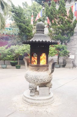 Nong Ping köyünde Yangın tütsü brülör yakın