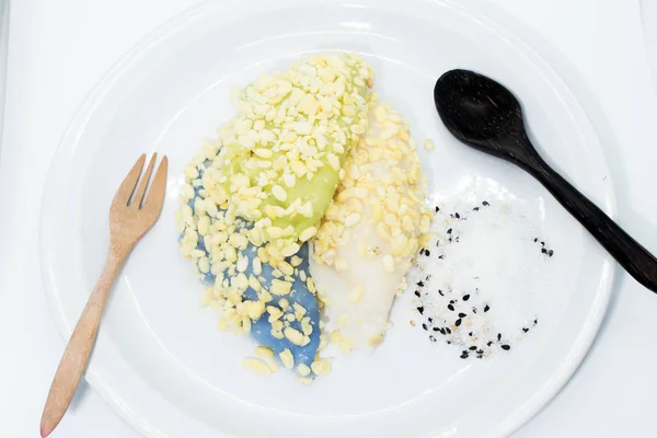 Närbild Thai dessert Mung Bean Rice-crepe på vit maträtt — Stockfoto