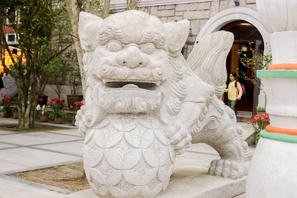 Primer plano de la estatua del León en el Monasterio de Po Lin, Hong Kong —  Fotos de Stock