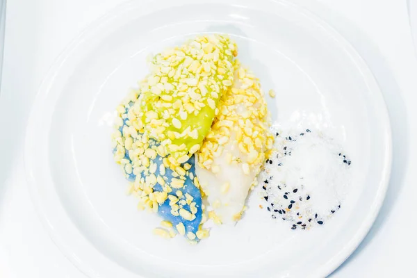 ขนมไทย ข้าวผัดถั่วเขียวบนจานสีขาว — ภาพถ่ายสต็อก