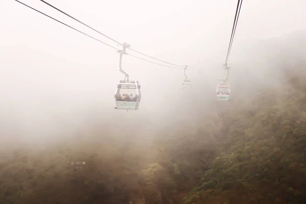 Hermosas vistas de Nong Ping Cable Car con smog — Foto de Stock