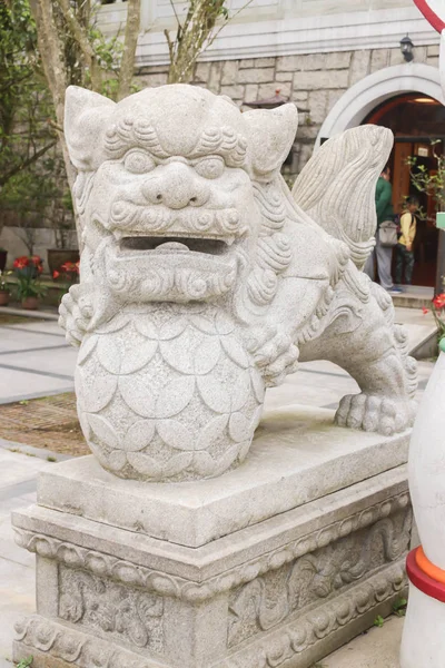 Primer plano de la estatua del león en el monasterio de Po Lin, Hong Kong —  Fotos de Stock