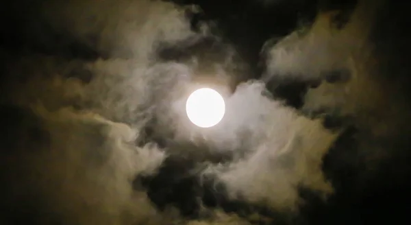 Beautiful of Full moon shining and cloudy and dark night sky — Stock Photo, Image