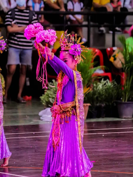 Nahaufnahme eines einzelnen kleinen Mädchens thailändischen Tanz — Stockfoto