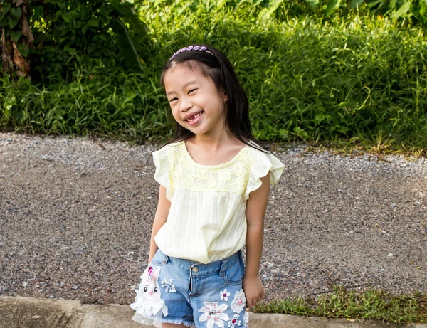 Närbild Asiatisk liten flicka bär söta kläder — Stockfoto