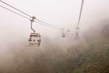 Nong Ping Kablo Arabasının dumanlı görüntüsü