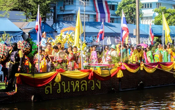 SAMUTSAKORN, THAILAND - 16 Temmuz 2019 'da Samutsakorn, Tayland' da Katumban 'daki tapınağa giden Parade Mumu' ndaki Büyük Gemi ve İnsanlar