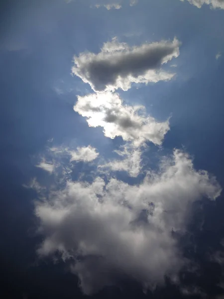 Szare Białe Chmury Tle Błękitnego Nieba Promieniami — Zdjęcie stockowe