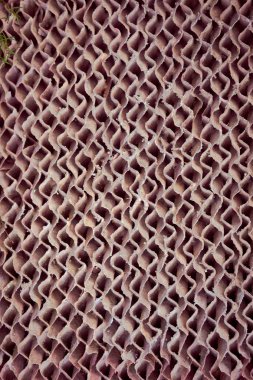 Oluklu bina arka plan. Pembe tonlarında. Monokrom. Dikey yönlendirme.