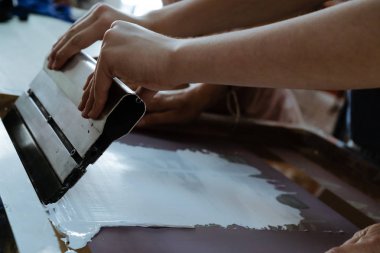 Kedi aşağı bakıyor. Çerçeve gözleri, burun, kulaklar, bıyık ve bir kedi kafası içerir. Yakın. Yatay yönlendirme. Monokrom