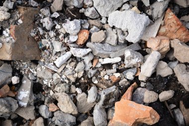 Beton ve turuncu tuğlainşaat enkaz dökülmesi. Yatay yönlendirme