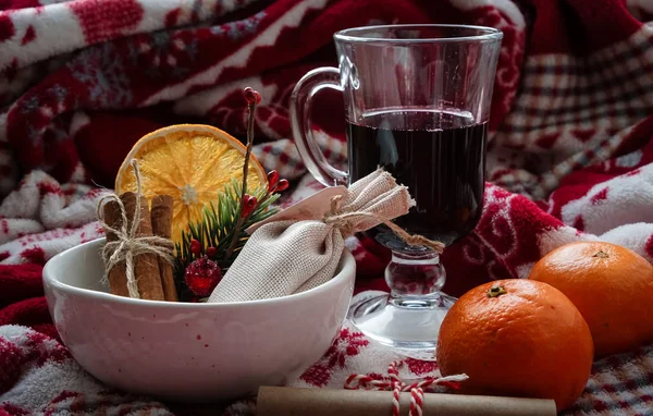 Noel Kırmızı Içecek Ile Şeffaf Cam Beher Tuval Küçük Kese — Stok fotoğraf