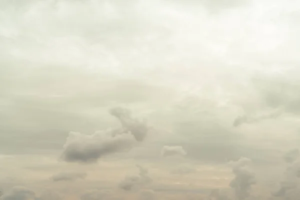 Облачное Осеннее Небо Облаками Желтого Цвета Нижней Щетине Фотографии Постепенно — стоковое фото