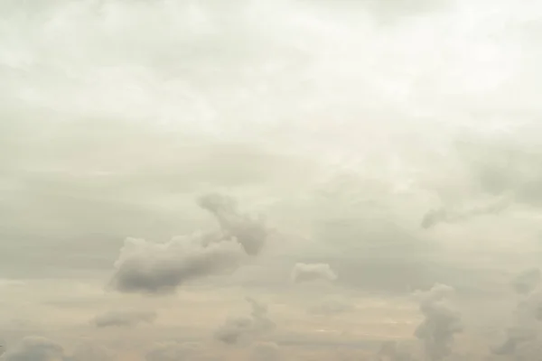 Céu Outono Nublado Com Nuvens Amarelo Nas Cerdas Inferiores Foto — Fotografia de Stock