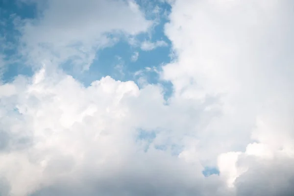 Θερινός Ουρανός Μπλε Φωτεινά Σύννεφα Γκρι Κάτω Φωτογραφία Οριζόντια Κατεύθυνση — Φωτογραφία Αρχείου