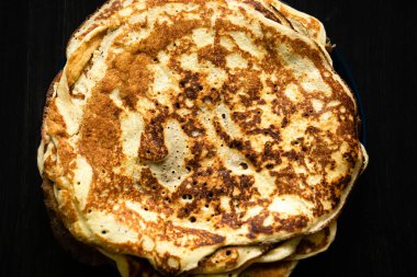 Sarı tostlu krep sarısı. Karanlık bir arka planda.