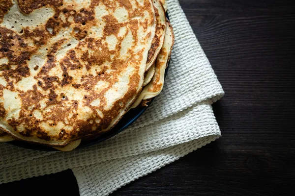 Una Pila Panqueques Horneados Plato Sobre Una Toalla Cocina Doblada —  Fotos de Stock