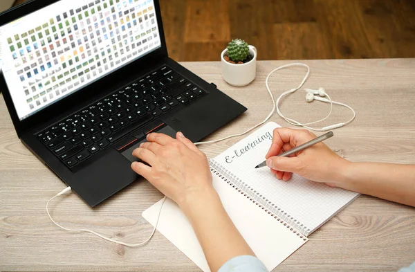 Evde bilgisayarla uzaktan öğrenme. Çevrimiçi derslerin bağımsız çalışması.