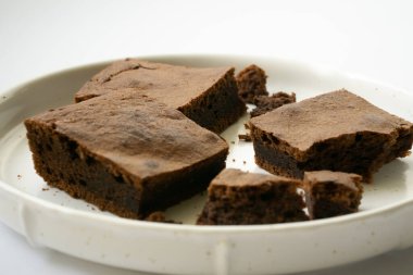 Çikolatalı kekleri beyaz tabakta kapatıyoruz. Ağız sulandıran ekmek kırıntılarıyla dolu tortilla manzarası.