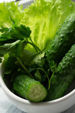 Öğle yemeği için salatalık ve şifalı bitkilerle dolu vitamin kasesi. Akşam yemeğinden önce kahvaltıya bak.