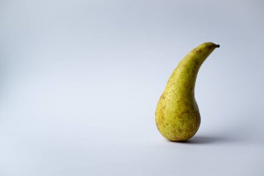 Armut konferansı, uzun armut şekli, beyaz arka planda paslı yeşil deri.