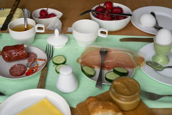 新鮮な緑のキュウリ クロワッサン ソーセージ ベーコン チーズを家族向けの朝食セットで一緒に — ストック写真