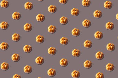 Cadılar bayramı kartpostalı için balkabağı ile kusursuz desenli gri. Menü tasarımı için arkaplan, kafe dekorasyonu, dağıtım kutusu, tişört, kumaş, tekstil