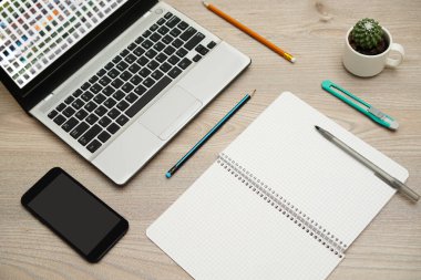 Laptop ve dizüstü bilgisayarla e-öğrenme. Uzaklık okulu öğrenme kavramı.