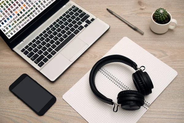 Laptop ve dizüstü bilgisayarla e-öğrenme. Uzaklık okulu öğrenme kavramı.