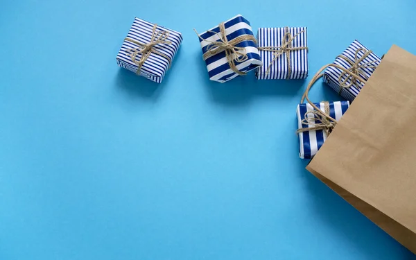 Подарункові Коробки Випадають Паперової Сумки Синьому Фоні Набір Сюрпризів Декорованих Ліцензійні Стокові Фото