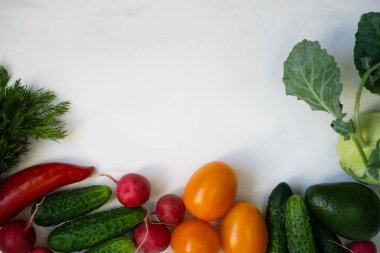 Vejetaryen ürünleri beyaz arkaplan çerçeve üzerine serili metin için boşluk