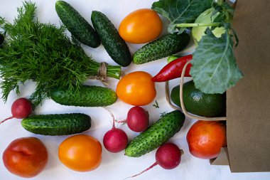 Kese kağıdında sebze paketliyorum. Mağazadan alışveriş kavramı.