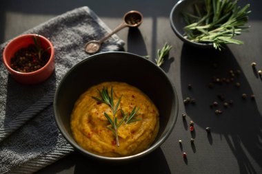 Biberiyeli ve kokulu karabiberli bir menü için sebze. Masadaki çorbada patates ve havuç.