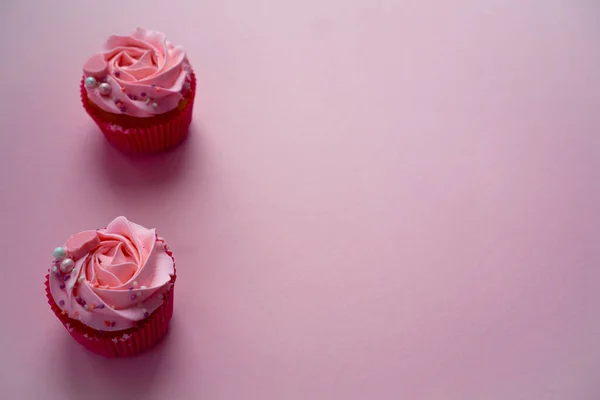 День Рождения Свадебный Десерт Сливочным Кремом Розовое Печенье Открытке Праздничных — стоковое фото