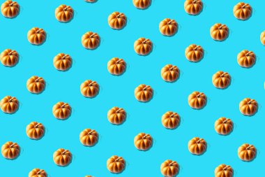 Kusursuz desenli mavi, Cadılar Bayramı kartpostalı olarak da balkabağı. Menü tasarımı için arkaplan, kafe dekorasyonu, dağıtım kutusu, tişört, kumaş, tekstil