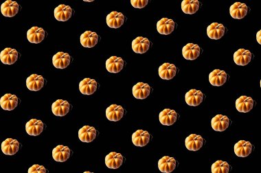 Cadılar bayramı kartpostalı için balkabağı ile kusursuz desenli siyah. Menü tasarımı için arkaplan, kafe dekorasyonu, dağıtım kutusu, tişört, kumaş, tekstil