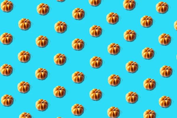 Kusursuz desenli mavi, Cadılar Bayramı kartpostalı olarak da balkabağı. Menü tasarımı için arkaplan, kafe dekorasyonu, dağıtım kutusu, tişört, kumaş, tekstil