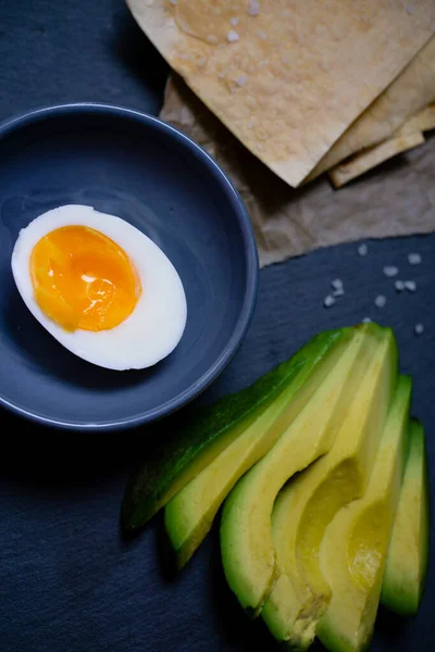 Gesundes Frühstück Mit Avocado Und Gekochtem Hühnerei Mit Knusprigem Toast — Stockfoto