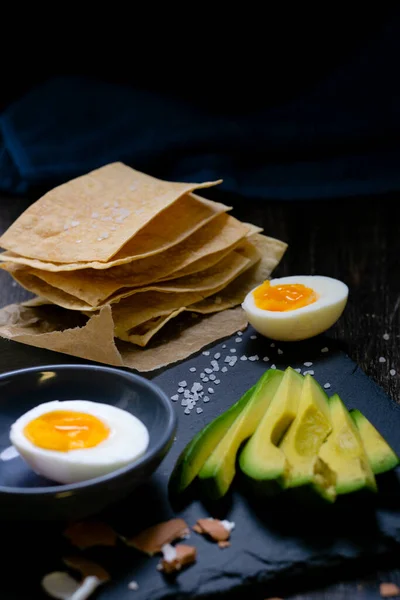 Reife Avocado Mit Hühnerei Zum Frühstück Eiweißprodukte Und Ungesättigte Fettsäuren — Stockfoto