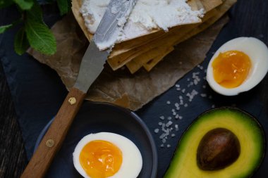 Kahvaltıda avokado ve haşlanmış yumurta ya da dengeli atıştırmalık peynirli tost.
