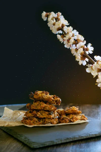 Parşömen kağıdına istiflenmiş yulaf ezmeli kurabiyelerin sağlıklı bahar kahvaltısı.