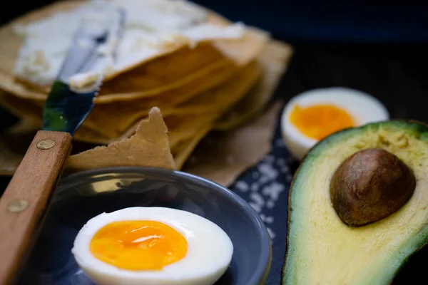 Mit Knusprigem Toast Ohne Hefe Und Avocado Zum Frühstück Oder — Stockfoto