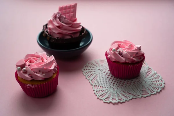 Tres Cupcakes Con Crema Rosa Poco Chocolate Están Decorados Con — Foto de Stock