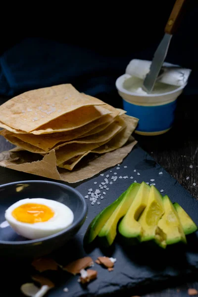 Mit Knusprigem Toast Ohne Hefe Und Avocado Zum Frühstück Oder — Stockfoto