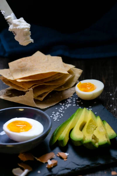 Reife Avocado Mit Hühnerei Zum Frühstück Eiweißprodukte Und Ungesättigte Fettsäuren — Stockfoto