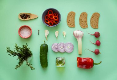 Yeşil arka planda sağlıklı beslenmek için sebze ve peynir..