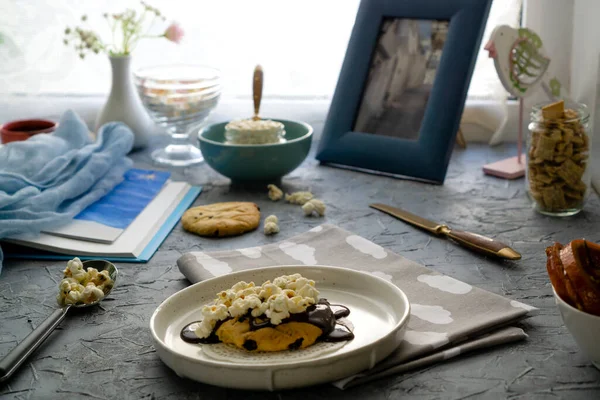 Hausgemachte Torte Mit Schokocreme Und Popcorn Auf Dem Tisch Mit — Stockfoto