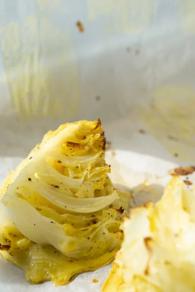 Rodajas Horno Col Blanca Sobre Papel Pergamino Con Cúrcuma Amarilla —  Fotos de Stock