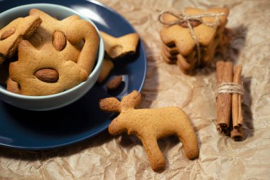Yıldızlar şeklinde badem, Noel ağaçları ve zencefil, tarçın ve badem şeklinde geyik pişirmek.